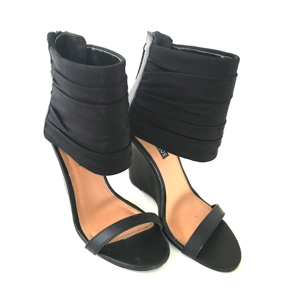 Izabella Rue “Semalina” Black cuffed wedge heels