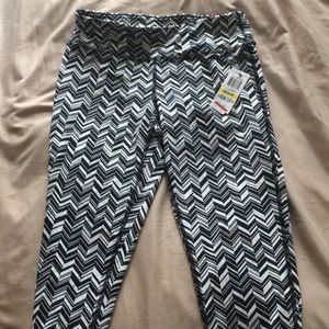 Material girl active capris NWT medium