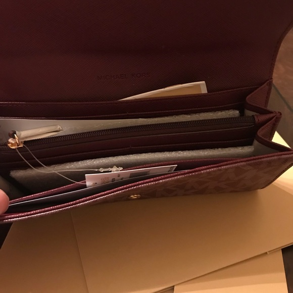 Michael Kors Fulton flap wallet NWT Merlot - Picture 3 of 6