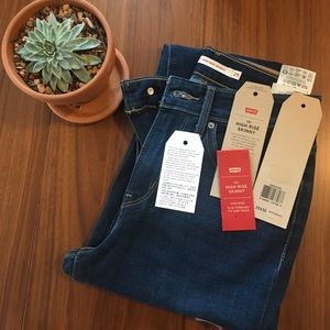 721 High Rise Levi's NWT