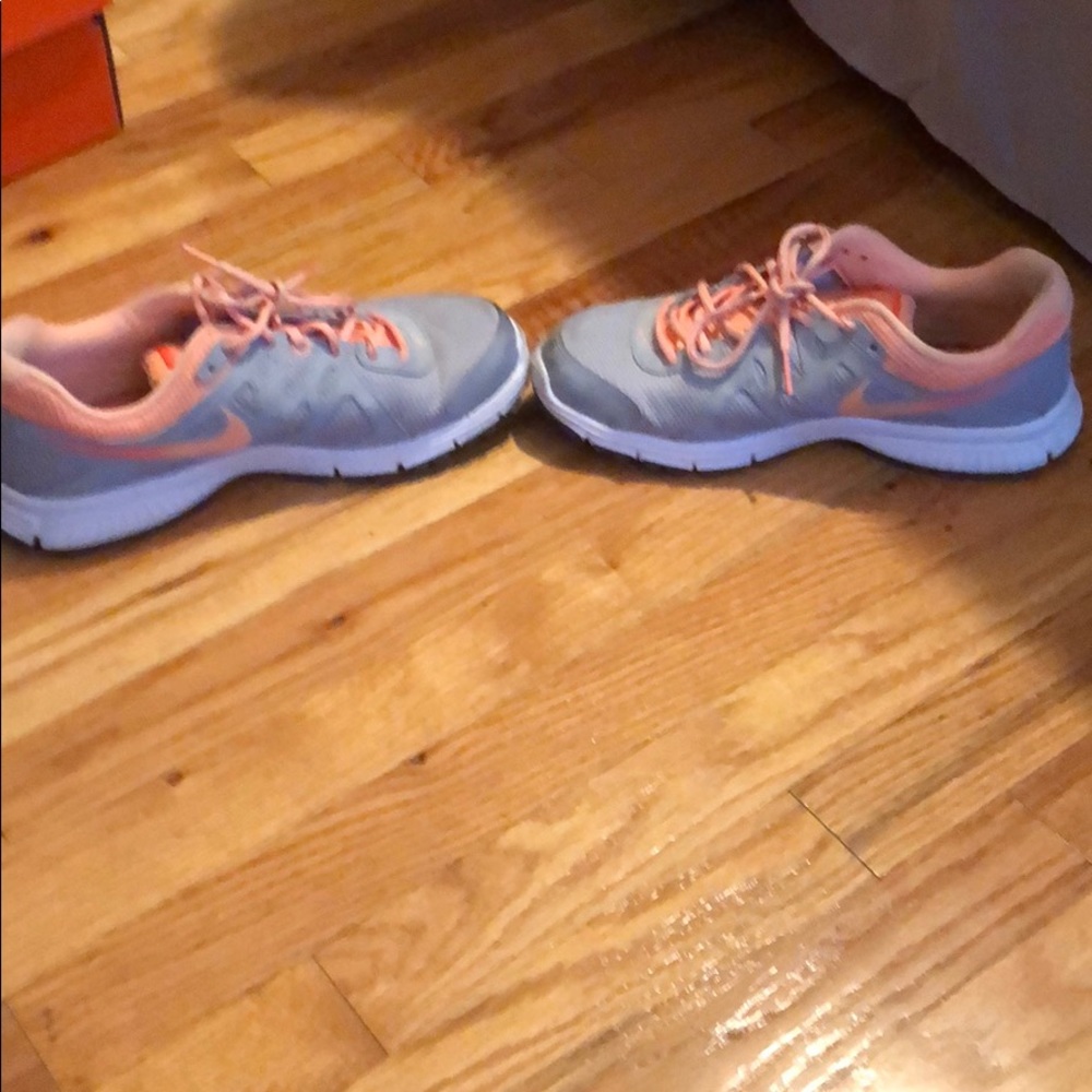 Nike sneakers. Great condition - Picture 2 of 4