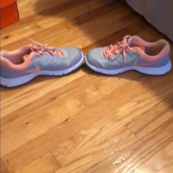 Nike sneakers. Great condition - Picture 2 of 4