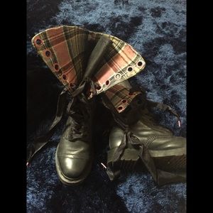 Dr. Martin plaid fold black boots