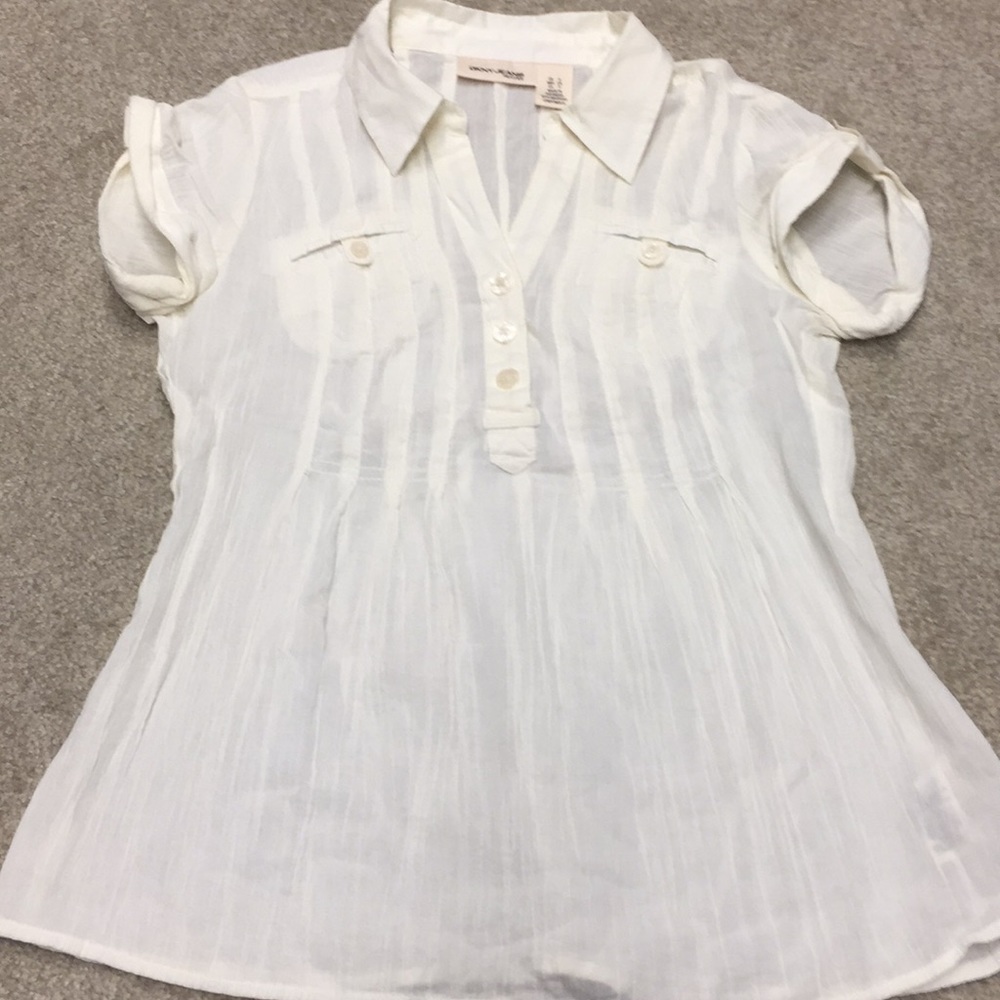 3/$25 DKNY top. Bundle and save.Smoke free home !!