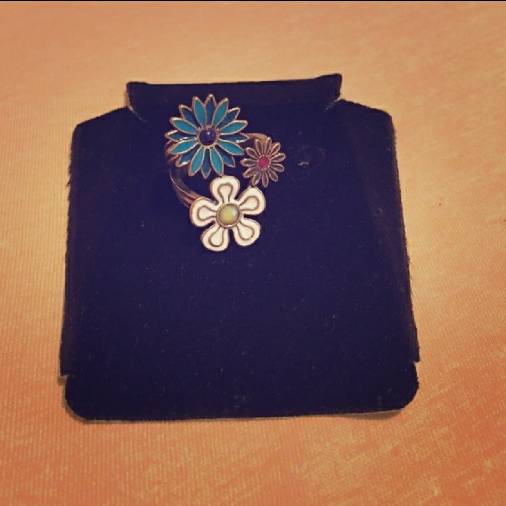 Unique floral ring from Lucky