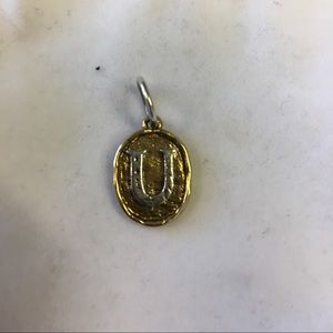 Grace&Heart silhouette Initial charm "U"