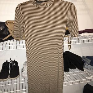 Striped dress 👗. Goes BELOW the knees