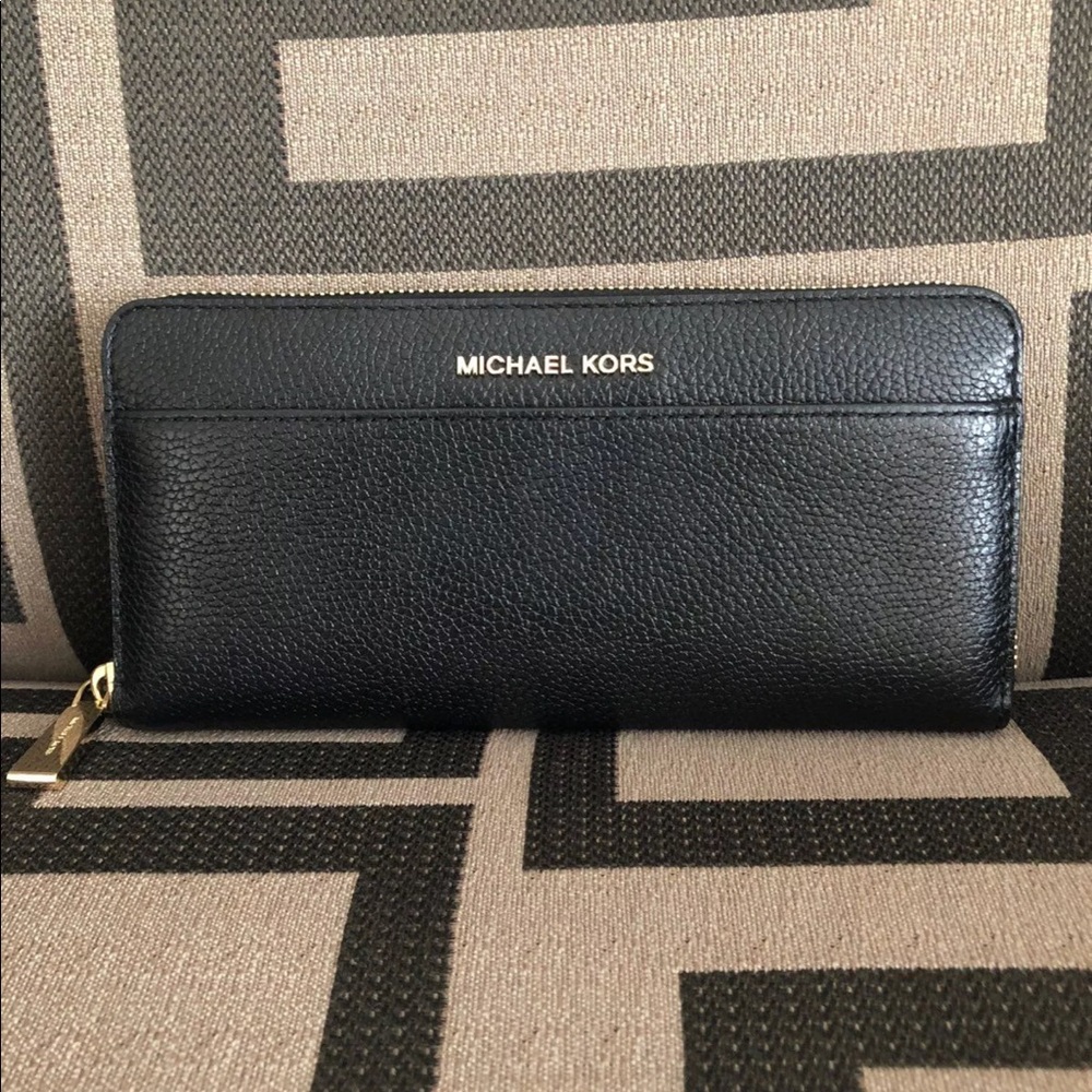 Michael Kors Mercer wallet *like new*