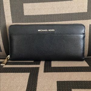 Michael Kors Mercer wallet *like new*