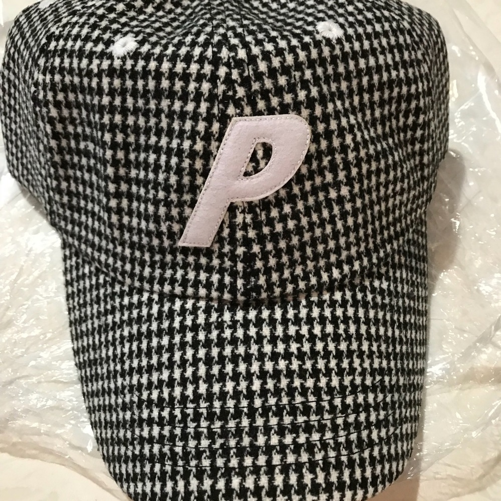 Palace black and white hat Authentic