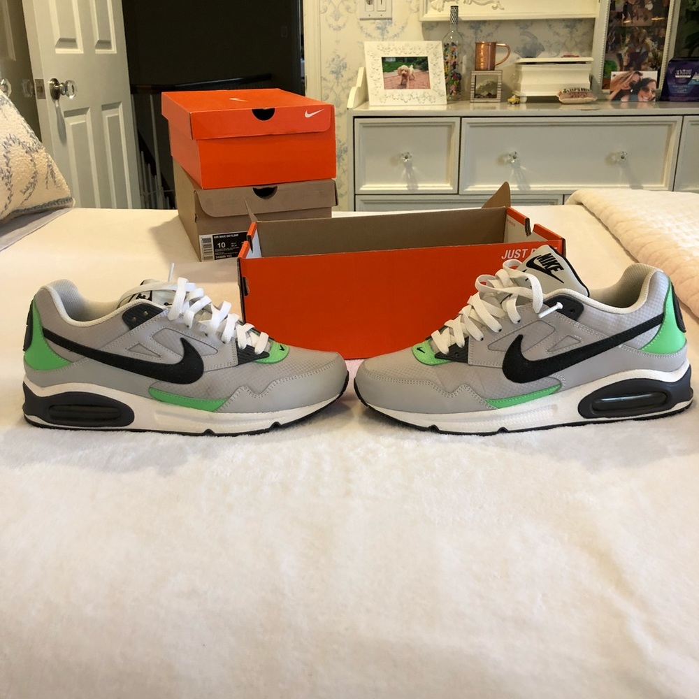 Air max skyline size 9.5 - worn once!