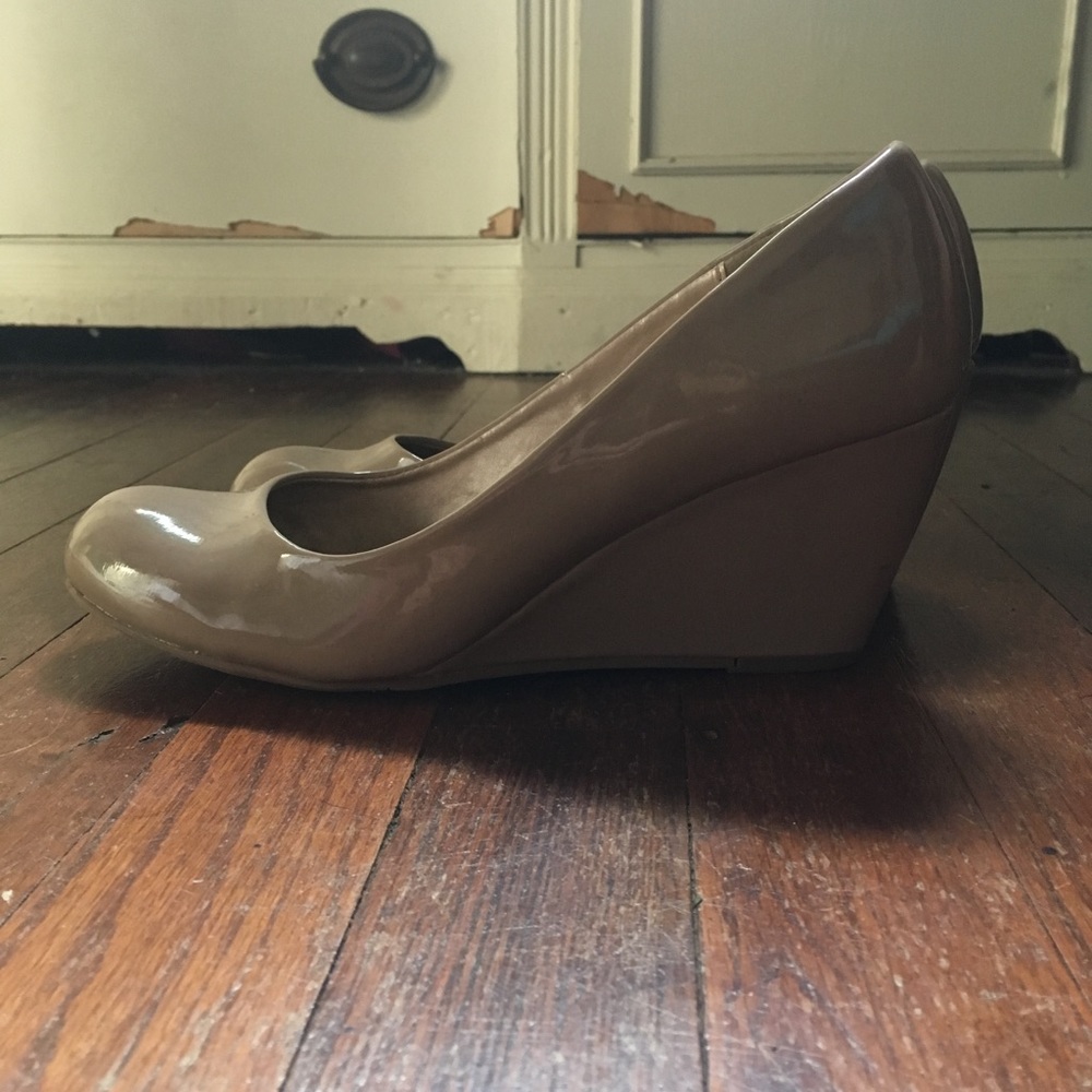 Tan/beige shiny heels