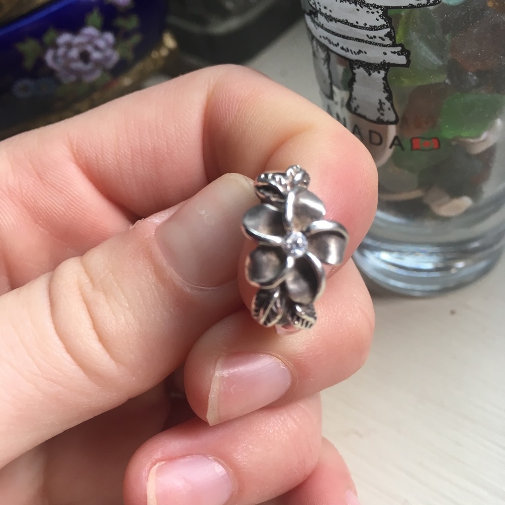 Silver flower ring with cute little diamond.