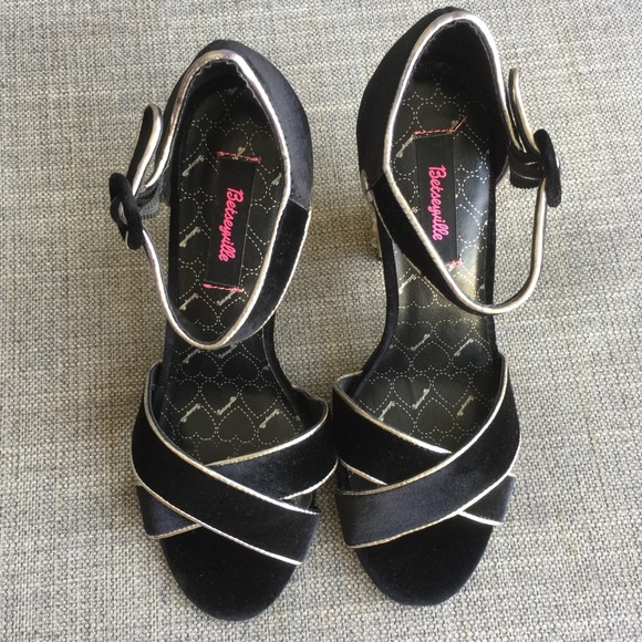 BOGO NEW Betsey Johnson Heartbreaker Heels - Picture 7 of 8