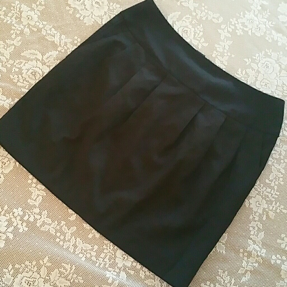 GAP STRETCH , PINSTRIPE BLACK SKIRT NEW.  SZ 6