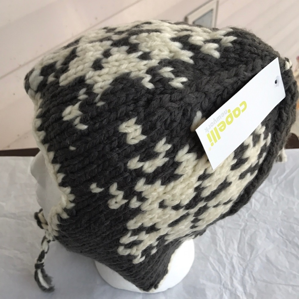 ❄️🎁⛄️NEW GRAY AND WHITE SNOWFLAKE EARFLAP BEANIE - Picture 3 of 8