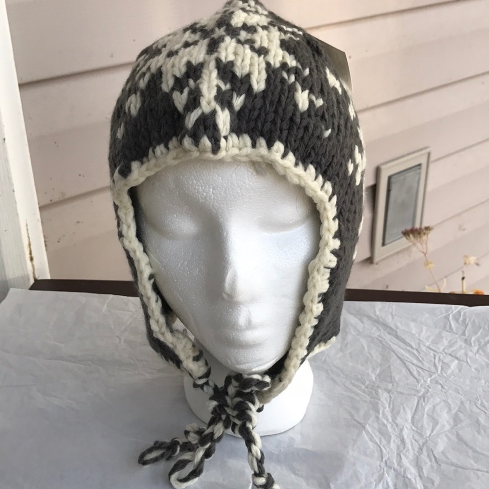 ❄️🎁⛄️NEW GRAY AND WHITE SNOWFLAKE EARFLAP BEANIE - Picture 5 of 8