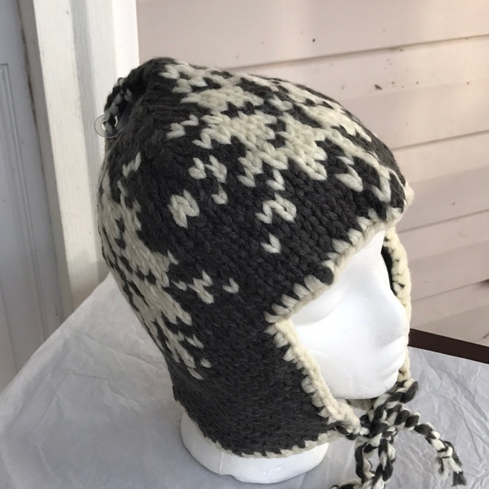 ❄️🎁⛄️NEW GRAY AND WHITE SNOWFLAKE EARFLAP BEANIE - Picture 2 of 8