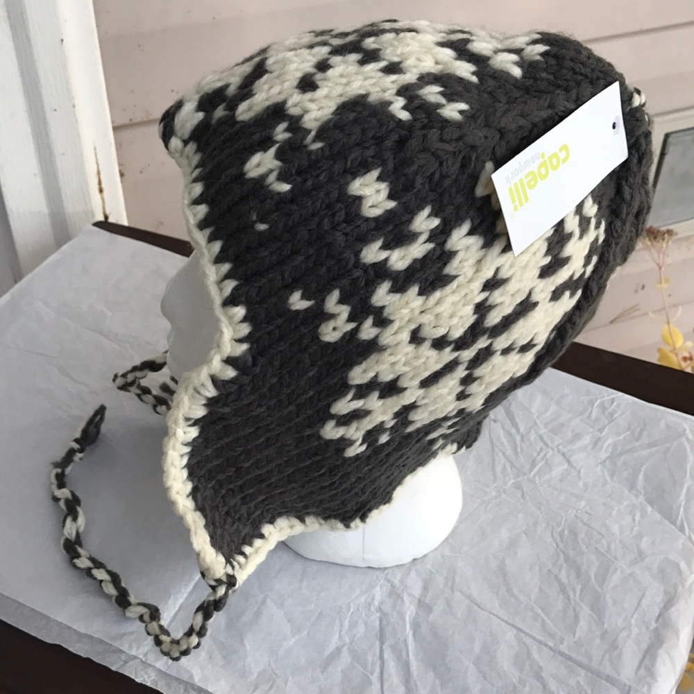 ❄️🎁⛄️NEW GRAY AND WHITE SNOWFLAKE EARFLAP BEANIE - Picture 7 of 8