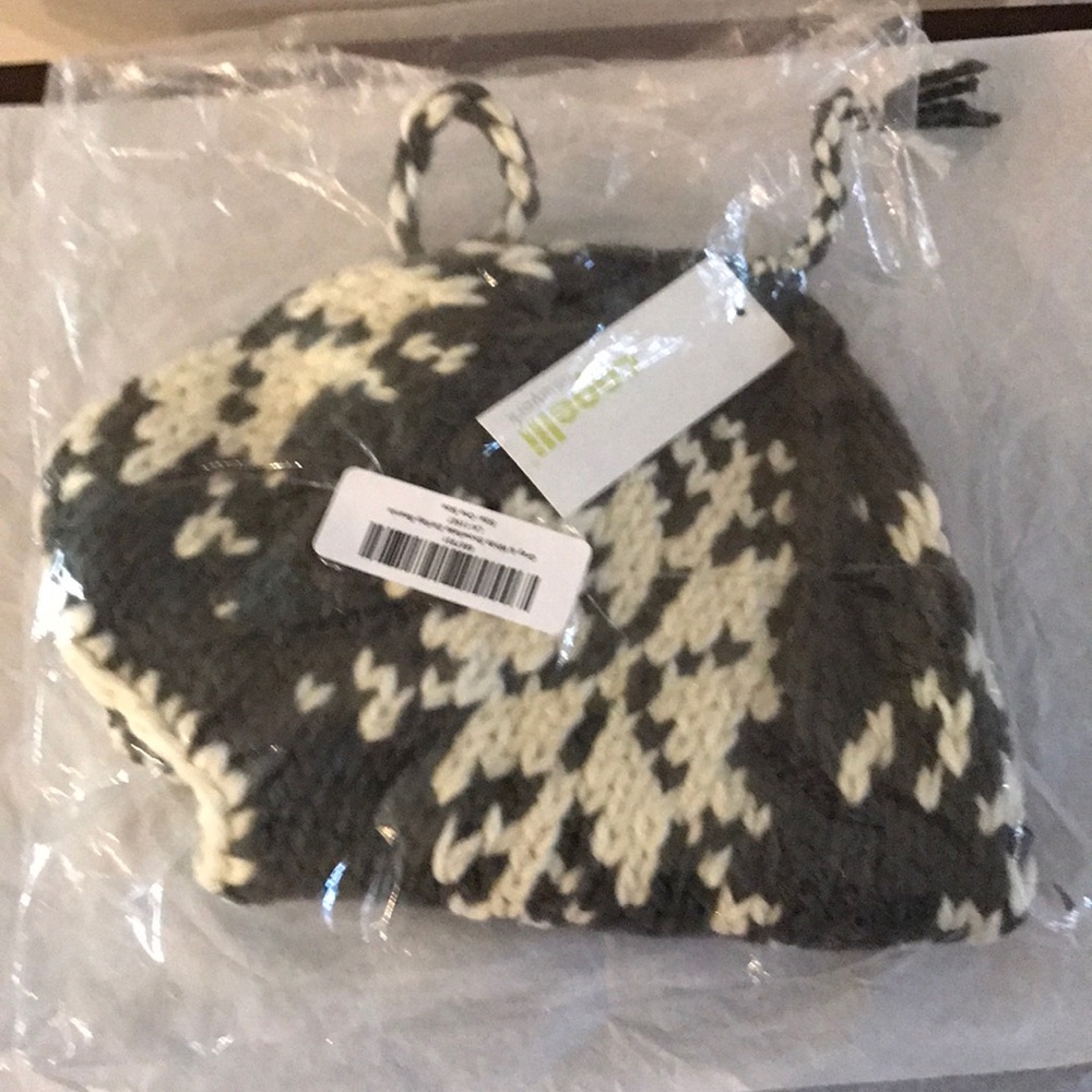 ❄️🎁⛄️NEW GRAY AND WHITE SNOWFLAKE EARFLAP BEANIE - Picture 8 of 8