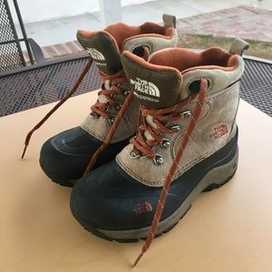 Kids North Face boot waterproof EUC Boys size 2