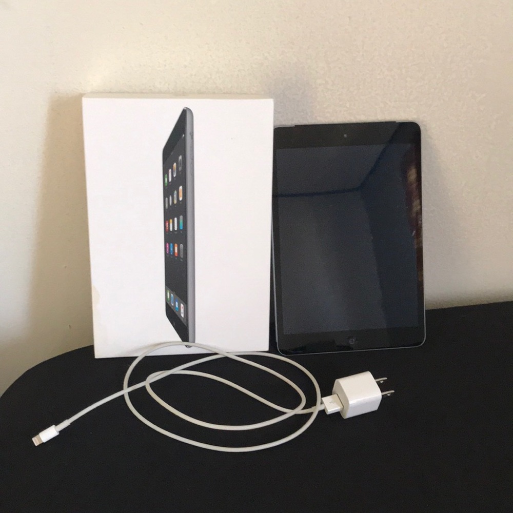 Mini IPad w/ Retnia display blk/slv NWOT flawless