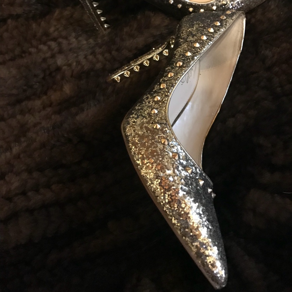 Gold sequins pumps