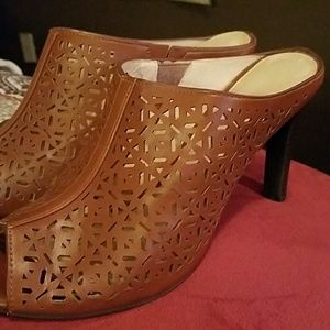 Size 9 cognac sliders