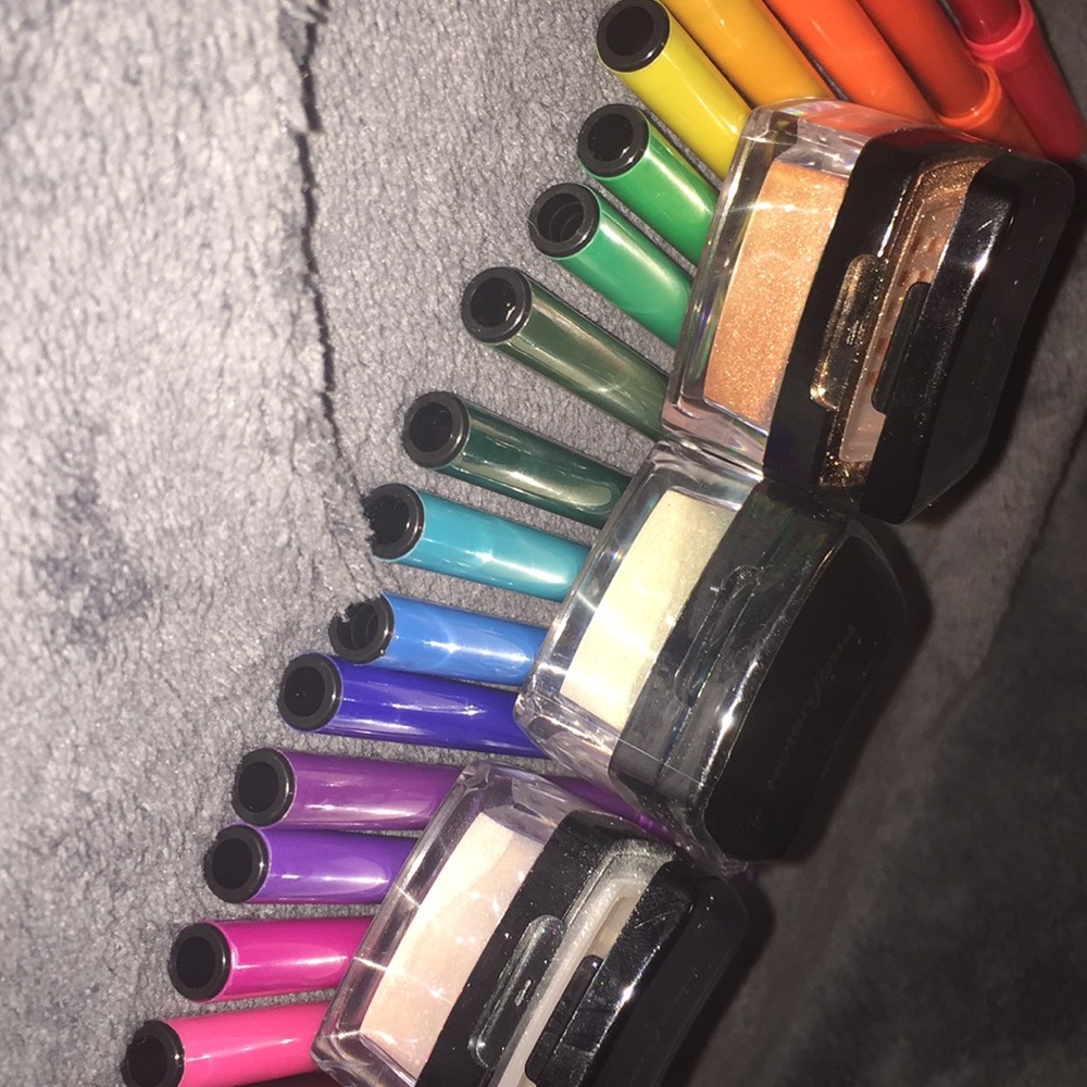 3 Profusion loose powder highlighters.