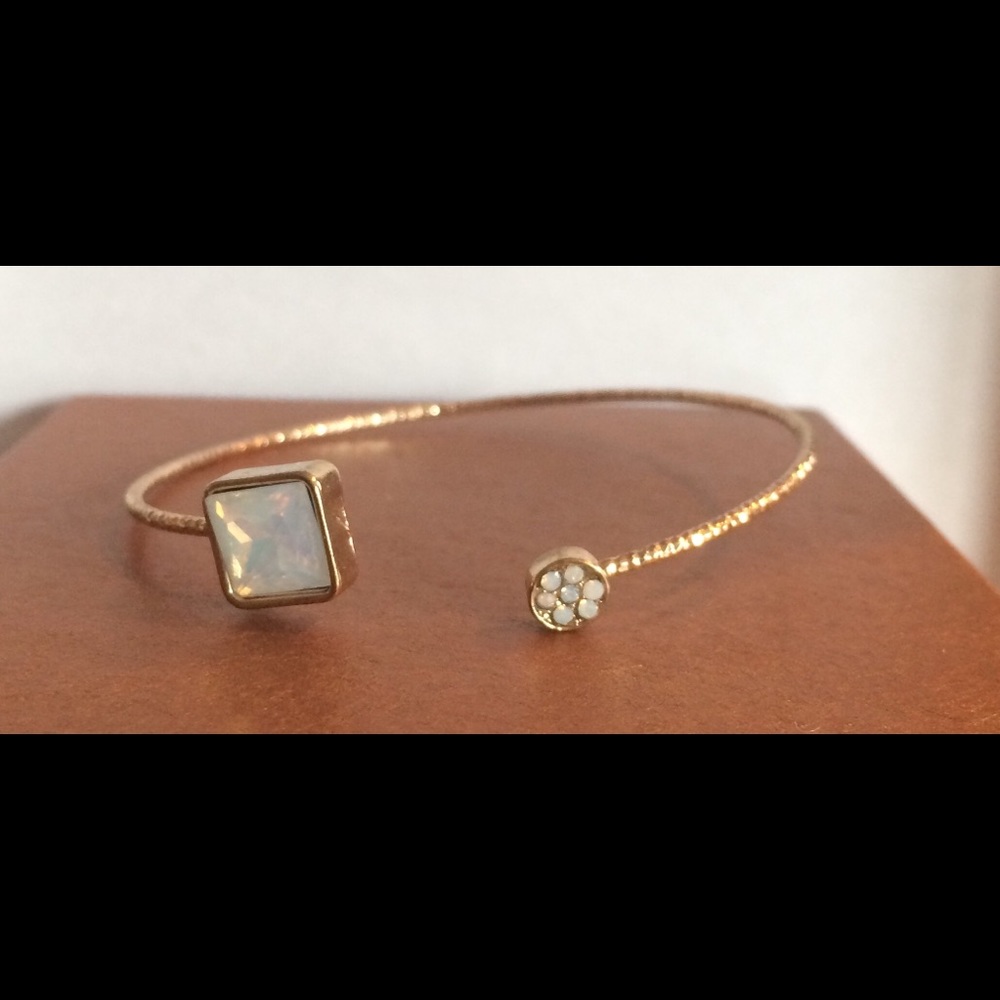 Bracelet in a delicate bangle style