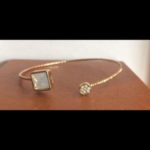 Bracelet in a delicate bangle style