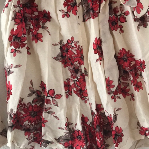 NEW floral romper, bell sleeves - Picture 7 of 7