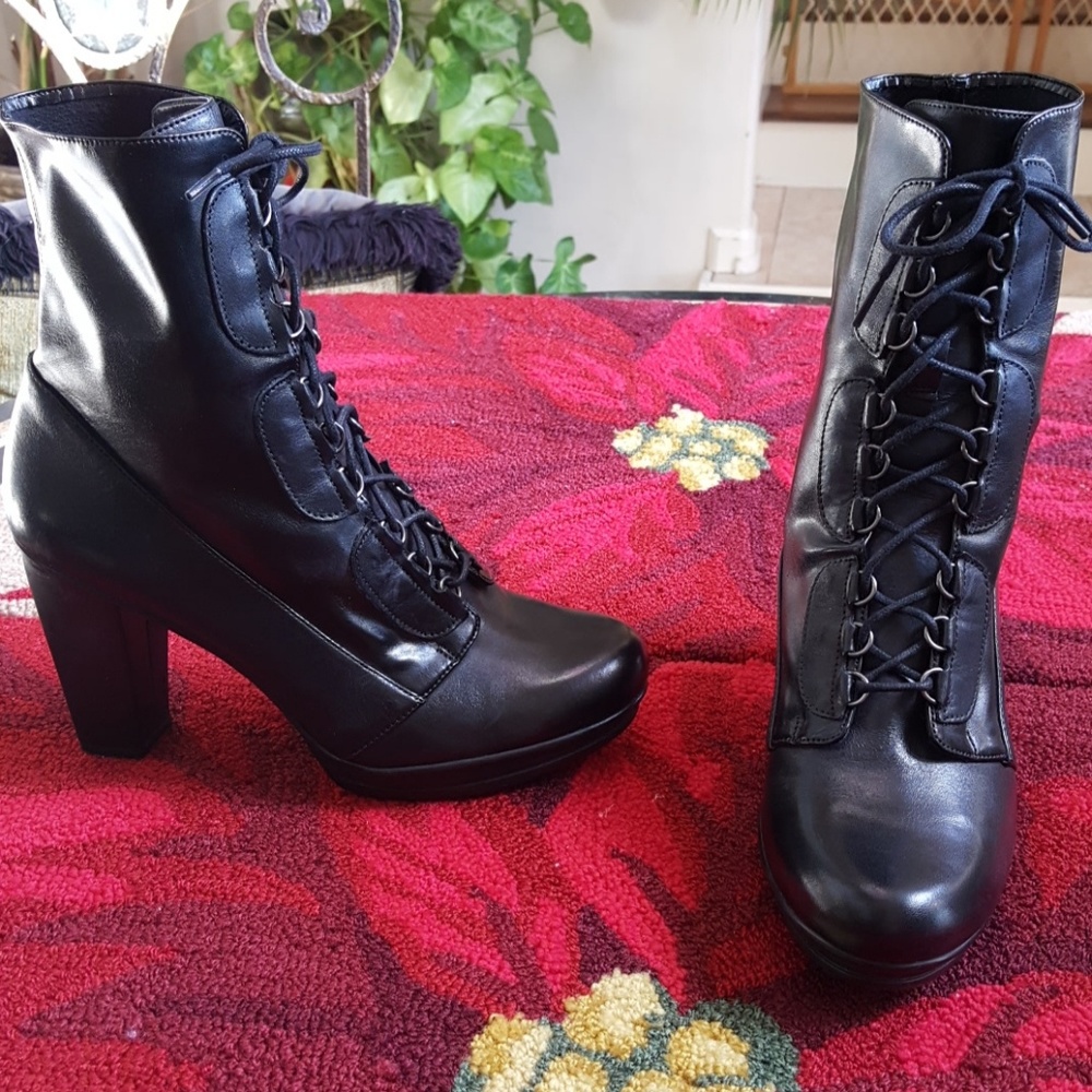 Boots black lace up size 8.5