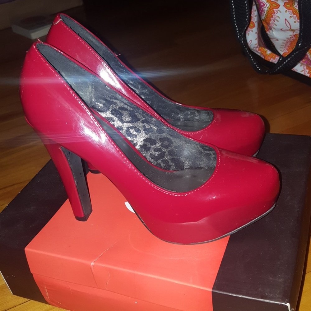 GUESS PUMPS-RED