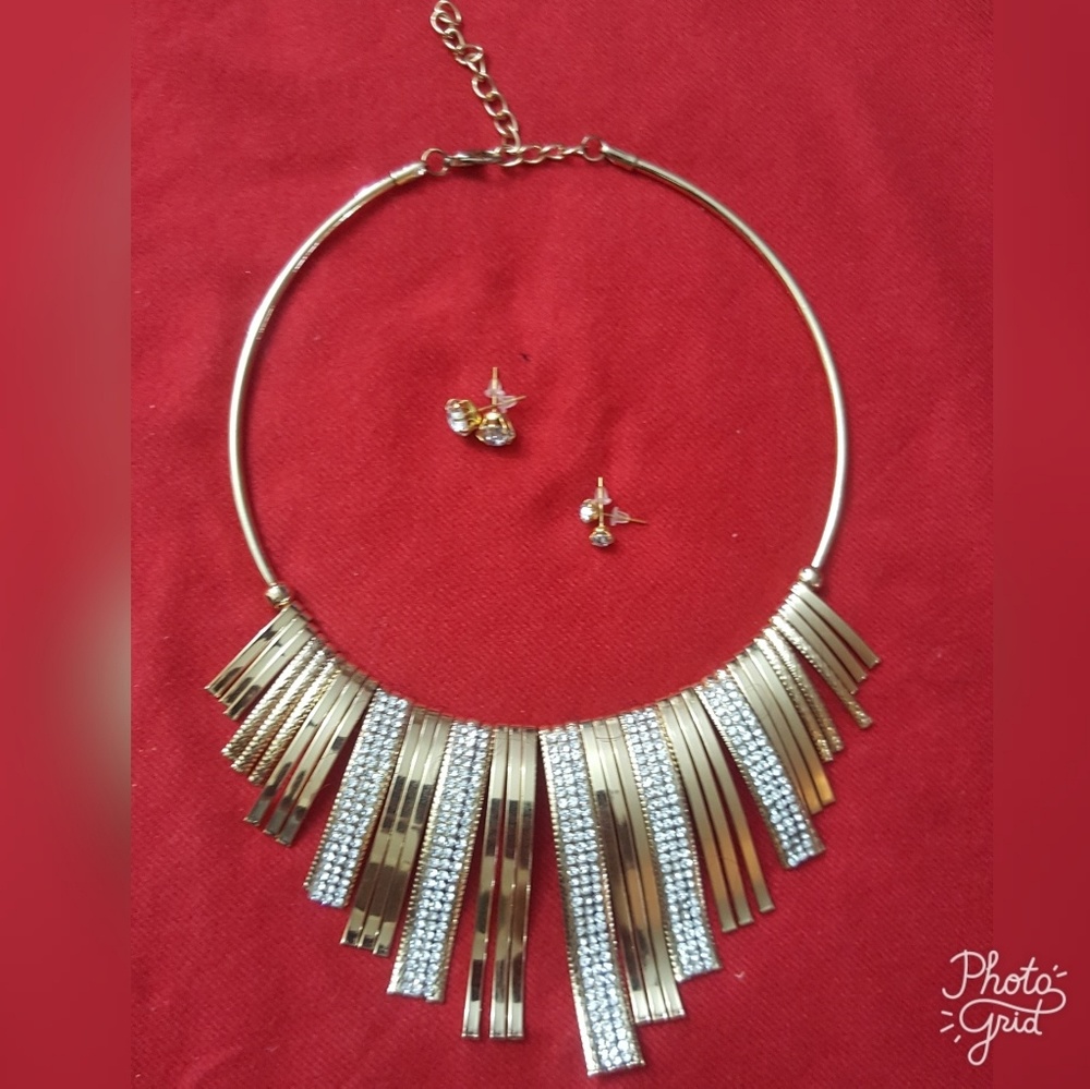 🎀BOGO HALF OFF🎀 Necklace and Earring set.