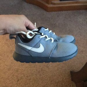 8c Grey Nike roshe