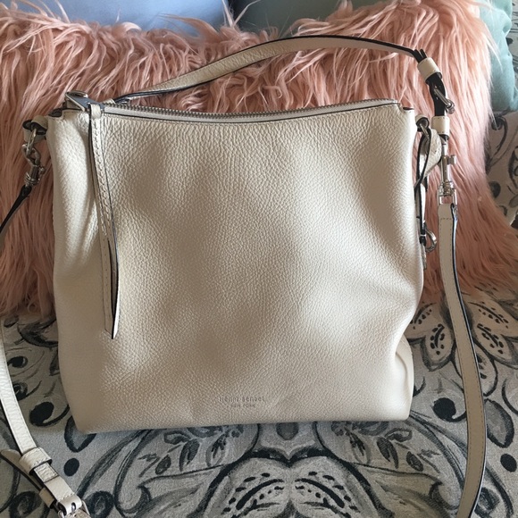 henri bendel Handbags - Henri Bendel hobo bag- perfect with dust bag