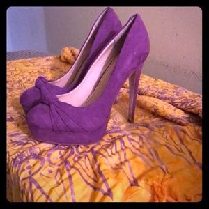 Purple knot Pumps