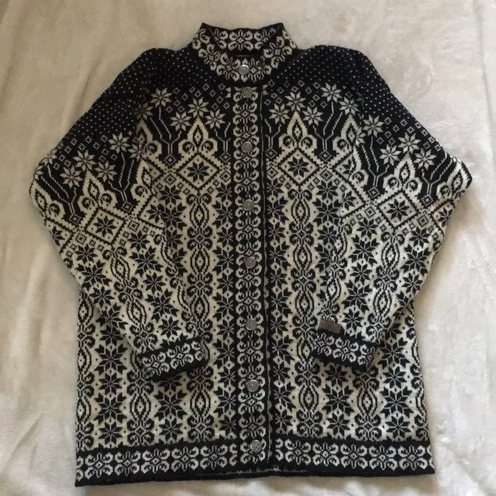 Beautiful Dale of Norway wool cardigan sweater