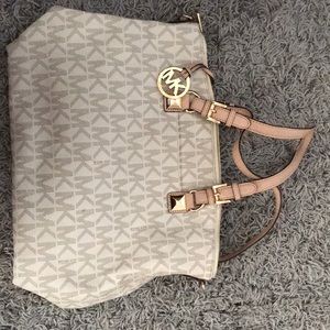 Micheal Kors bag no imperfections or markings