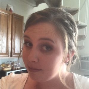 Meet your Posher, Caitlin
