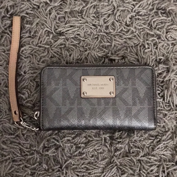 Michael Kors wallet - Picture 1 of 1