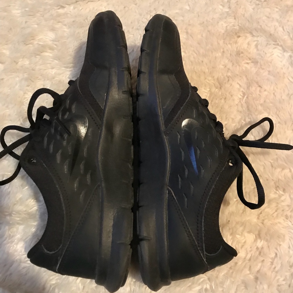 All black womens’s Nike’s size 6.5