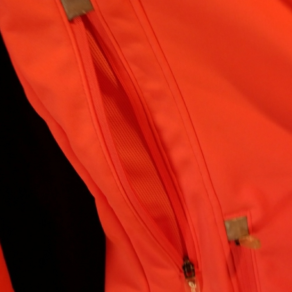 ASICS  Softshell Jacket Medium - Picture 6 of 6
