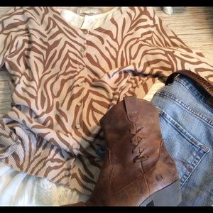 CLASSIC ANIMAL PRINT CARDIGAN. 🐅🐅