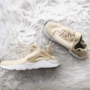 Nike women's Air Huaraches Run Ultra Size 7 1/2