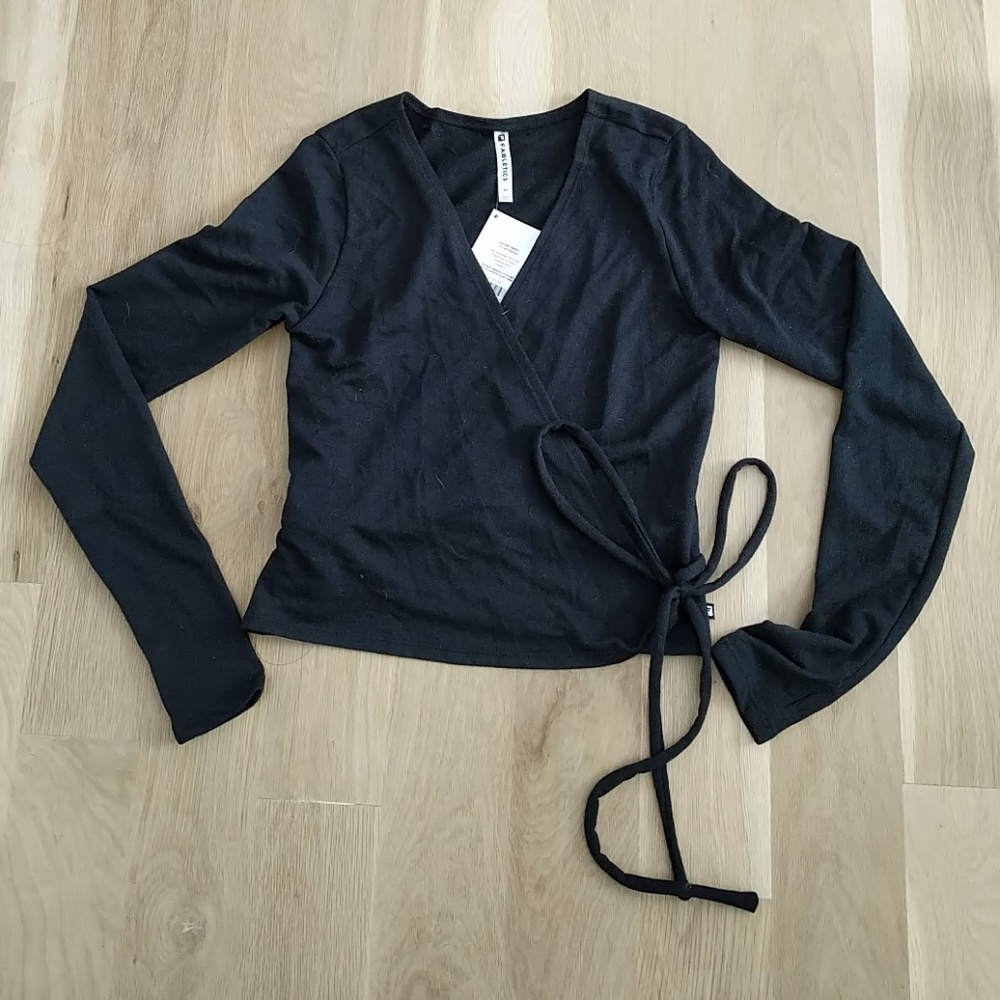 Fabletics | Cropped wraparound long sleeve tee