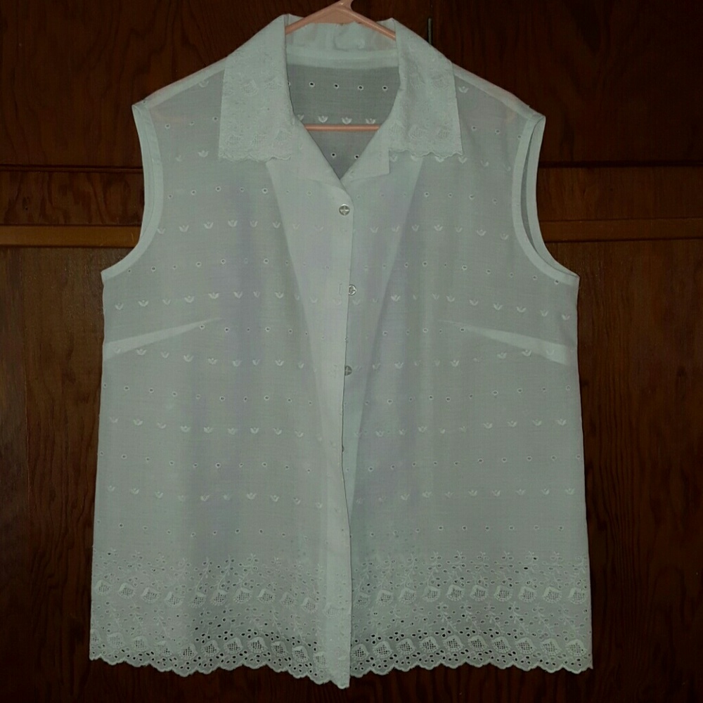 Woman's sleeveless shirt white eyelet no tag Large
