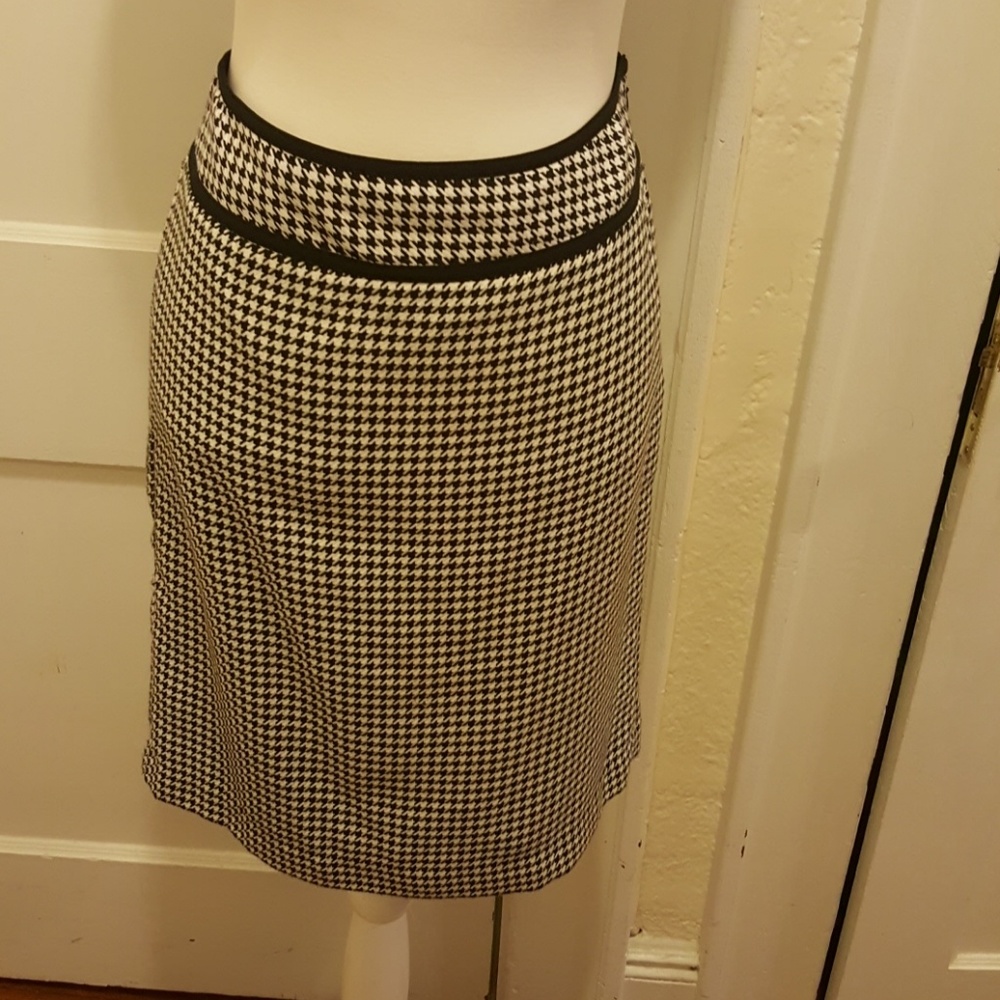 FINAL SALE!!Covington houndstooth skirt. Sz 8