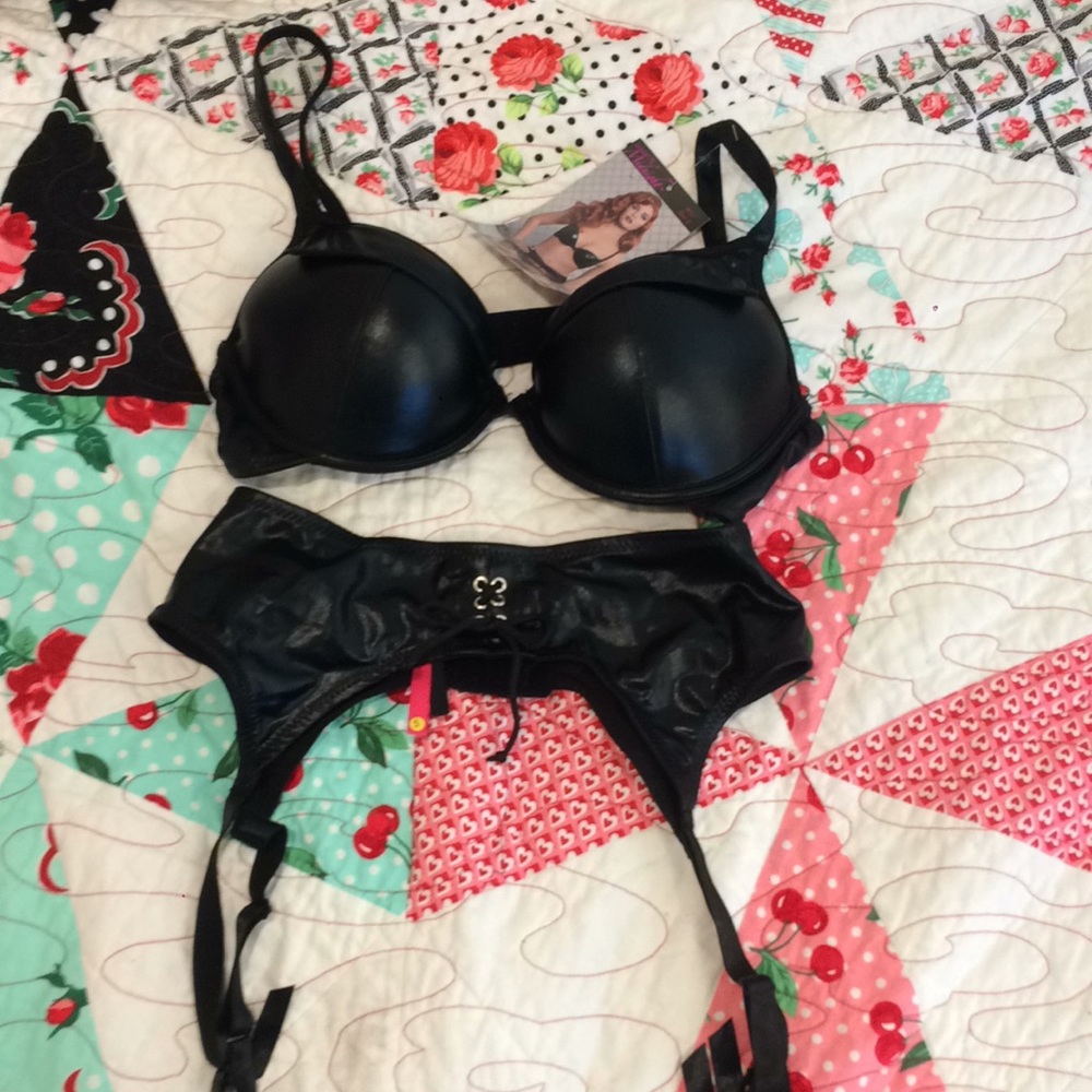 Faux leather bra set